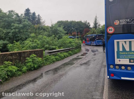 Capranica - Fila di mezzi per l'autocisterna ribaltata sulla Cassia