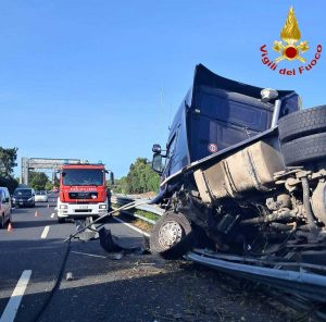 Intervento dei vigili del fuoco sull'A12