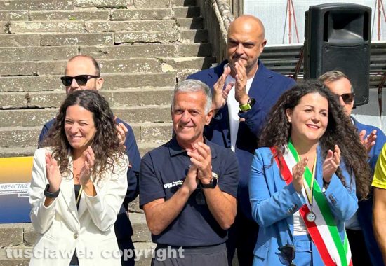Viterbo - La prima Half Marathon - Il presidente della asd Viterbo runners Pino Tenti con Antonella Sberna e la sindaca Chiara Frontini