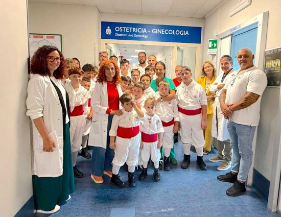 Viterbo - I mini facchini in visita al reparto di Pediatria dell'ospedale Santa Rosa