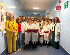 Viterbo - I mini facchini in visita al reparto di Pediatria dell'ospedale Santa Rosa