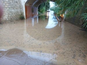 Tarquinia - Sottopassaggio allagato - I volontari Aeopc al lavoro