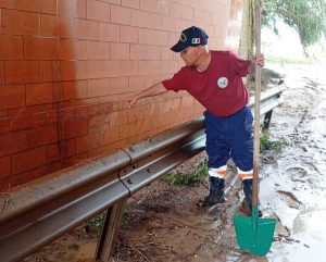 Tarquinia - Sottopassaggio allagato - I volontari Aeopc al lavoro