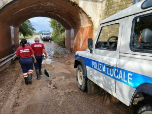 Tarquinia - Sottopassaggio allagato - I volontari Aeopc al lavoro