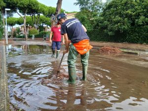 Tarquinia - Strada allagata al lido - I volontari Aeopc al lavoro