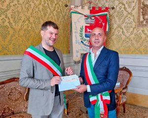 Il sindaco di Canepina, Aldo Moneta, consegna il ricavato delle cene di beneficienza al comune di Bagnocavallo