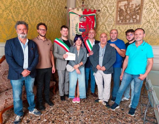 Il sindaco di Canepina, Aldo Moneta, consegna il ricavato delle cene di beneficienza al comune di Bagnocavallo