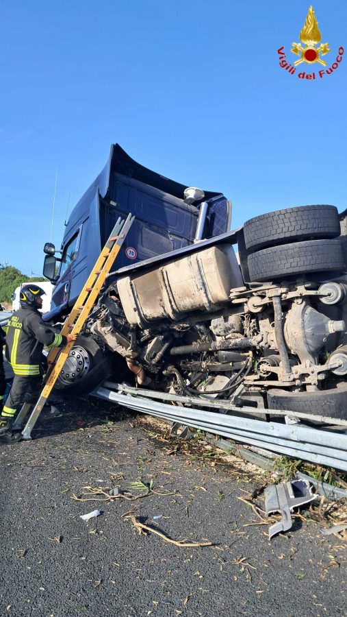Intervento dei vigili del fuoco sull'A12