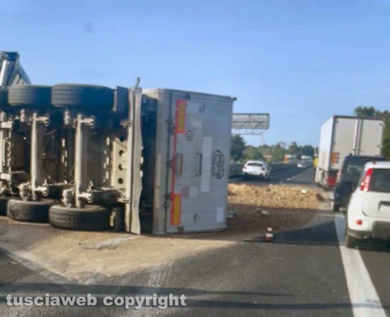 Intervento dei vigili del fuoco sull'A12