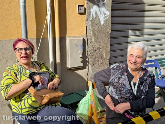 Trasporto della macchina di Santa Rosa - Le sedie sul percorso prima dello sgombero - Antonia Cartafina e Angela Masala