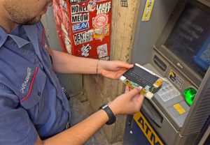 Roma - Lo skimmer sequestrato dai carabinieri