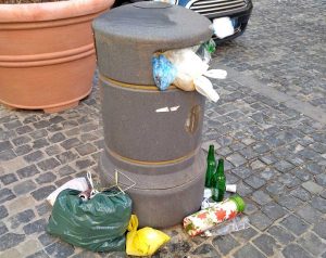 Civitavecchia - Il cestino dei rifiuti in piazza Leandra