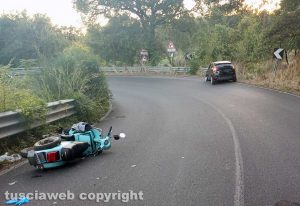 Vetralla - Scontro tra auto, scooter e bici sull’Aurelia Bis, una ferita grave