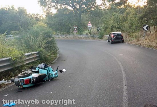 Vetralla - Scontro tra auto, scooter e bici sull’Aurelia Bis, una ferita grave