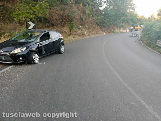 Vetralla - Scontro tra auto, scooter e bici sull’Aurelia Bis, una ferita grave