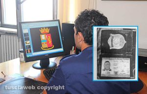 Poliziotto alla sbarra per truffa - Ha indagato la Polpost (nel riquadro la foto del distintivo inviato alla vittima)