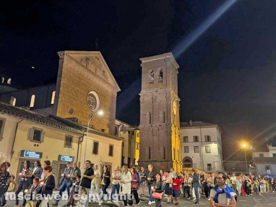 La processione con la sacra immagine della Madonna della Quercia 