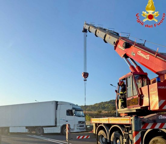 Monte Romano – Autoarticolato fuori strada sulla Umbro-Laziale.