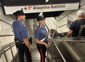 Roma - Carabinieri nella metro
