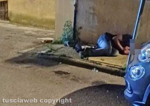 Viterbo - Un uomo dormiente in via Santa Maria Elisabetta
