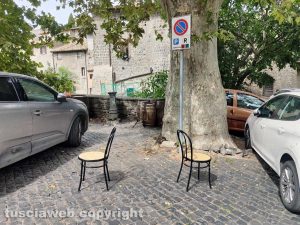 Viterbo - Ponte di paradosso - Sedie messe nel parcheggio dei residenti