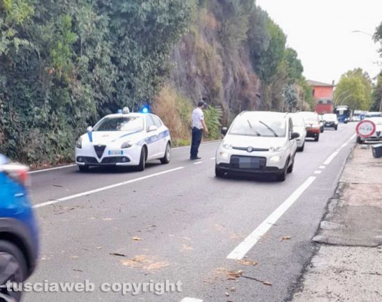Vetralla - Albero crolla sulla Cassia - La polizia locale sul posto