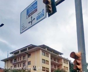 Viterbo - Il semaforo non funzionante in via Santa Maria in Gradi