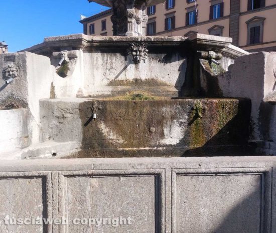 Viterbo - La fontana di piazza della Rocca