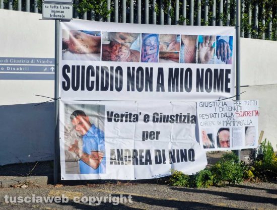 Manifestazione per Andrea Di Nino di fronte al tribunale
