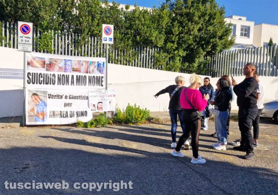 Manifestazione per Andrea Di Nino di fronte al tribunale