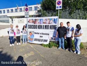 Manifestazione per Andrea Di Nino di fronte al tribunale