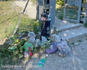 Sacchi della spazzatura al Bullicame