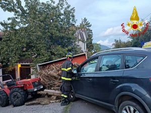 Scontro tra auto e trattore, due feriti