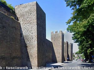 Viterbo - Mura e torri medievali tra porta Romana e porta della Verità