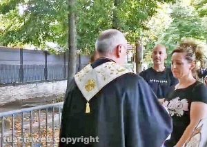 Don Massimiliano Balsi nel luogo dell'incidente in cui ha perso la vita Leonardo Cristiani - L'abbraccio con i genitori