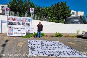 Morte di Andrea Di Nino - Il fratello Tonino Lazzarini tra i manifesti 