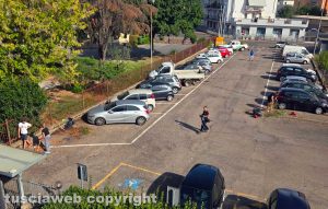 Viterbo - I volontari al lavoro per ripulire il parcheggio in via San Sebastiano del Piombo