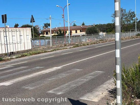 Viterbo - Le strisce pedonali sbiadite a Ponte de Cetti