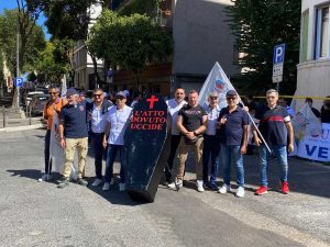 Roma - La protesta di Unarma davanti al comando generale dell’Arma dei carabinieri