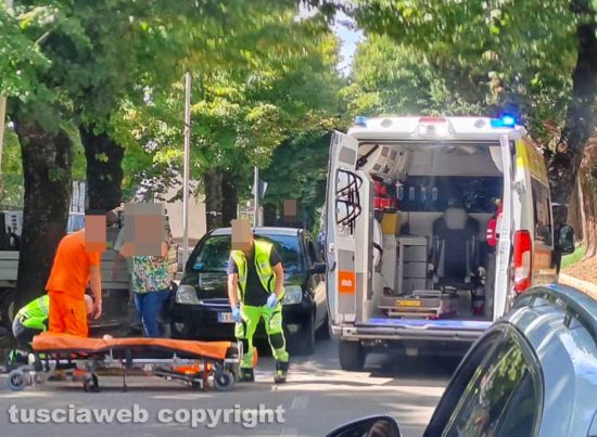 Corchiano - Auto falcia un pedone in via Roma
