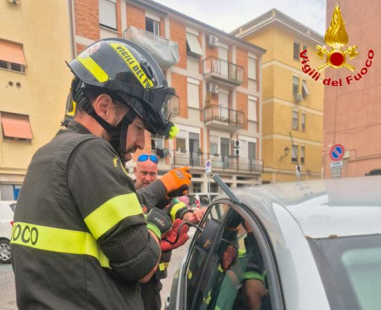 Civitavecchia - Bimbo di 5 anni chiuso in auto, salvato dai vigili del fuoco
