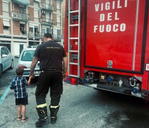 Civitavecchia - Bimbo di 5 anni chiuso in auto, salvato dai vigili del fuoco