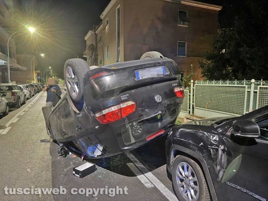 Viterbo - Auto cappotta in via Piave