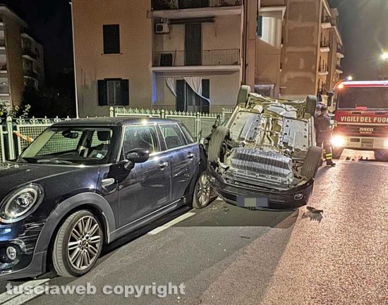 Viterbo - Auto cappotta in via Piave