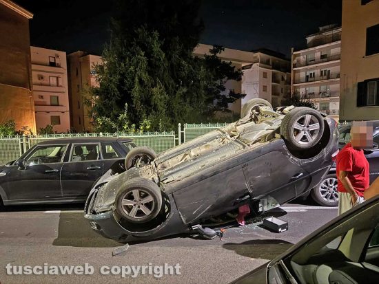 Viterbo - Auto cappotta in via Piave