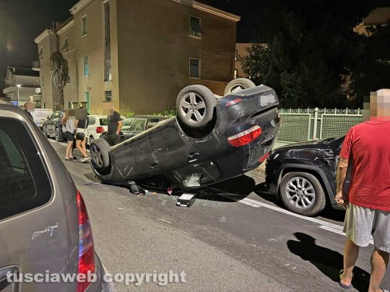 Viterbo - Auto cappotta in via Piave