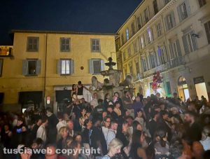 Santa Rosa - Fontana di piazza delle Erbe coi leoni di Pio Fedi invasa dai cittadini con grande pericolo per la loro incolumità e per il monumento