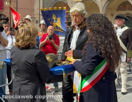 Viterbo - Santa Rosa - La consegna della mazza argentea