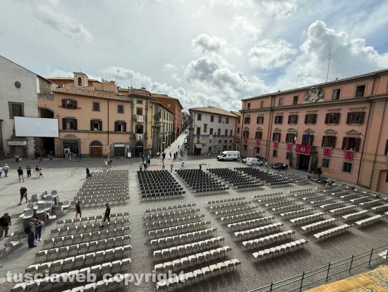 Viterbo - Santa Rosa - Le sedie a piazza del Comune