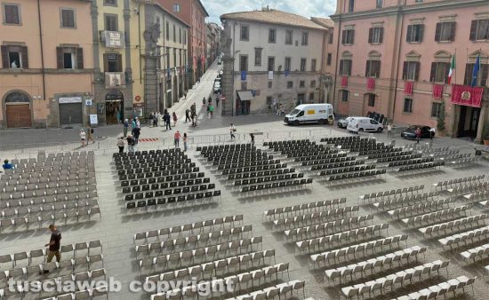 Viterbo - Santa Rosa - Le sedie a piazza del Comune